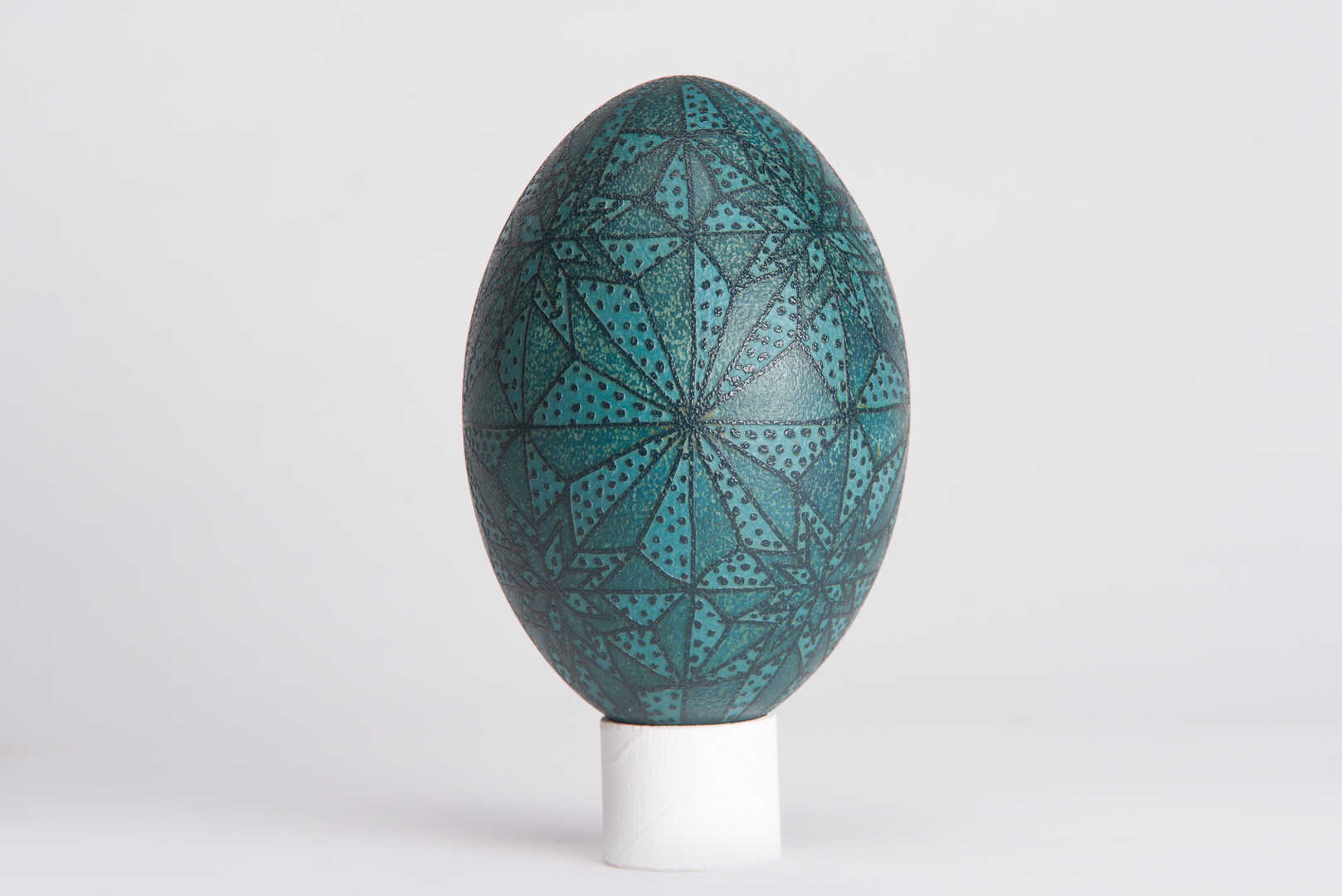 Emu egg with motifs from the Ghimeș region